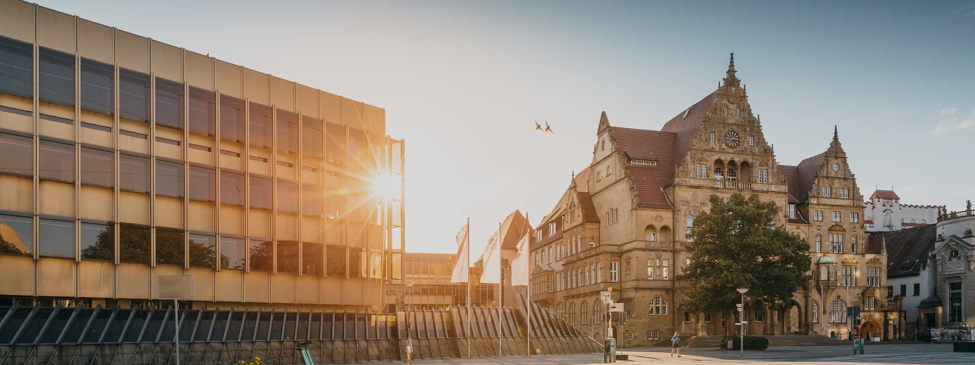 Der Bielefelder Rathausplatz im Sonnenaufgang
